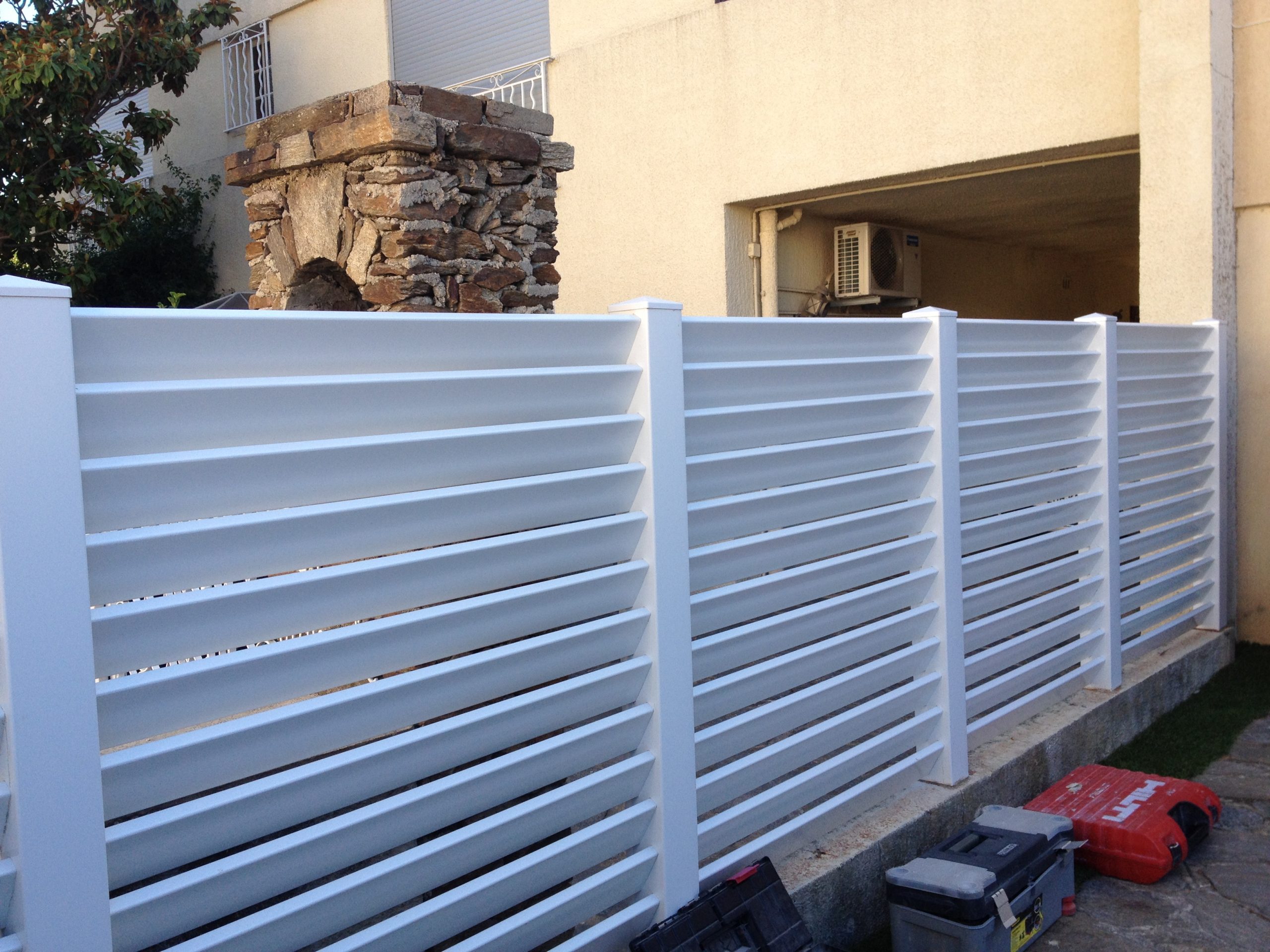 Clôture aluminium blanche à Toulon