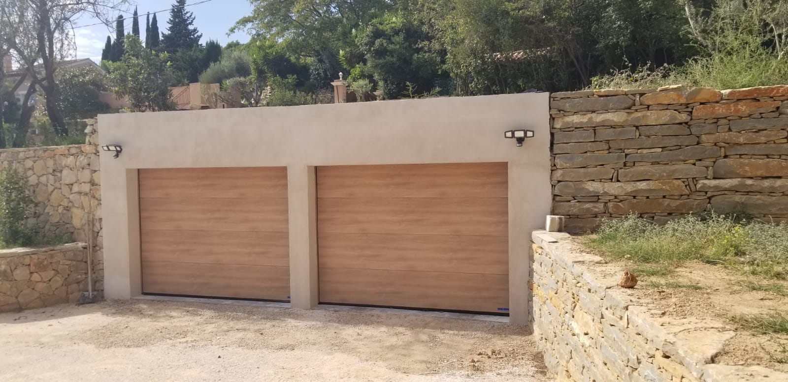 Porte de garage sectionnelle effet bois à Sanary-sur-Mer