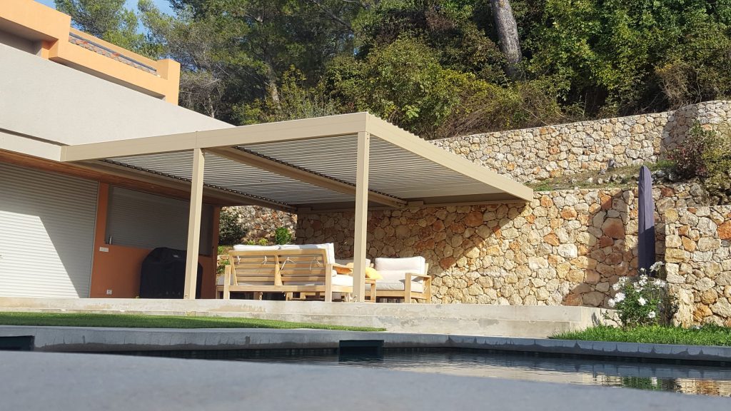 Pergola bioclimatique bicolore à Brignoles