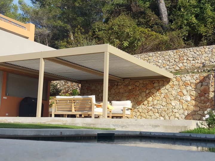 Pergola bioclimatique bicolore à Brignoles