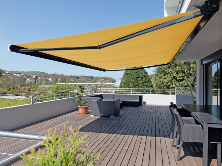 Marquise de porte : pourquoi en installer une ?